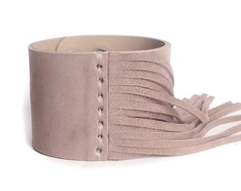 Bracelet manchette en cuir rose poudré ou gris ou café en daim fin bohème à franges