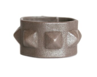 Leather bracelet cuff with pyramides studs greige or red or silver