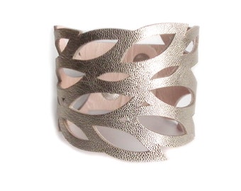 Bracelet en cuir manchette platine feuilles d’or ou mosaïque ou géométrique
