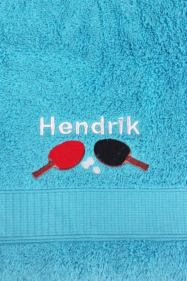 Tischtennis Handtuch bestickt mit Motiv Name hellblau/türkisblau