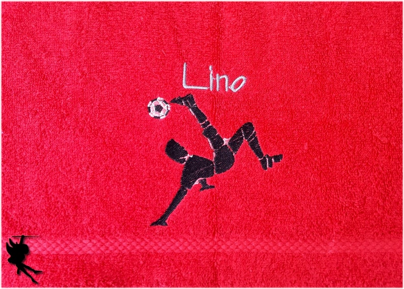 Serviette de football brodée avec motif nom image 1