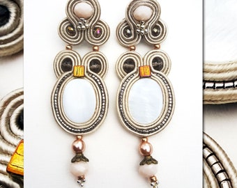 Soutache earrings in ivory with central in mother of pearl. Finished with glass beads.