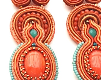 Orecchini lunghi  in soutache corallo e azzurro mare ricamati con perline Made in Italy