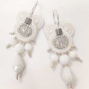Orecchini in soutache bianchi pendenti con perle in vetro,ideali per matrimonio o white party immagine 1