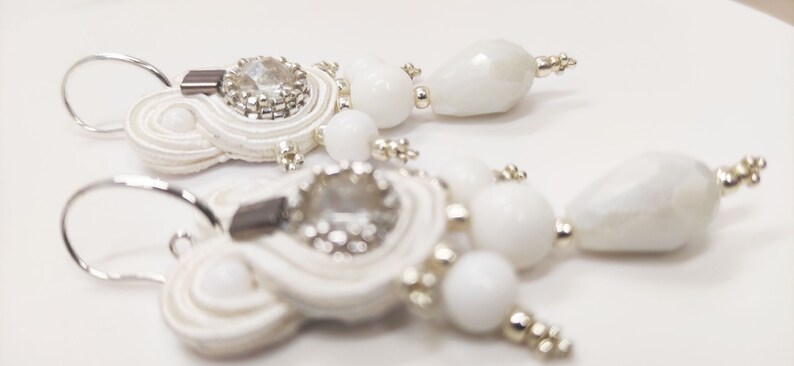 Orecchini in soutache bianchi pendenti con perle in vetro,ideali per matrimonio o white party immagine 4