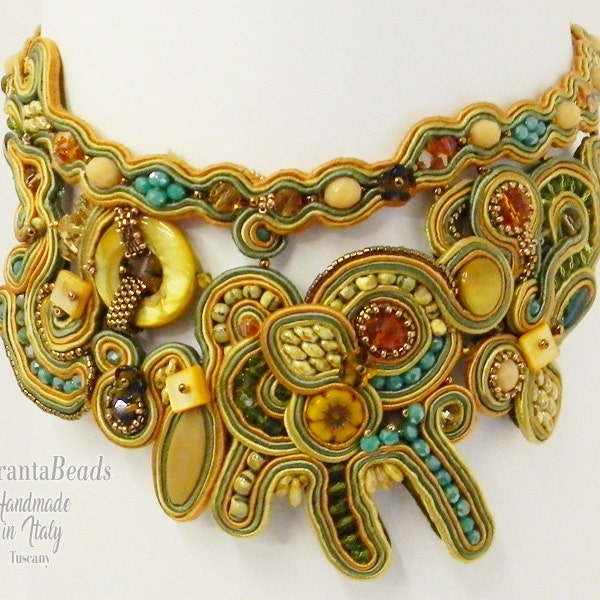 Collier Soutache. Collier collier brodé de nacre. Col rond en soutache brodé. Collier coloré fabriqué en Toscane.