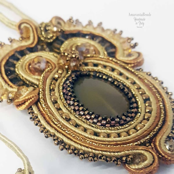 Collana soutache  Ciondolo pendente  ricamato e intrecciato intorno a pietra dura incastonata con  rocaille miyuki