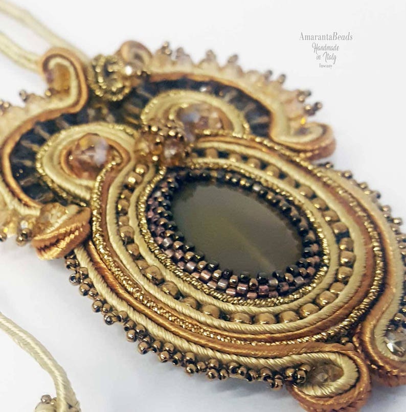 Collana soutache Ciondolo pendente ricamato e intrecciato intorno a pietra dura incastonata con rocaille miyuki immagine 1