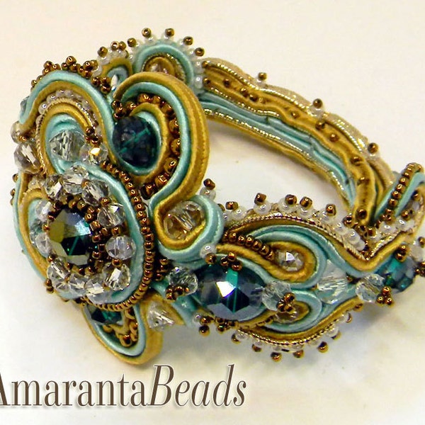 Soutache armband geborduurd met kralen. Soutache band armband met ingebedde glazen kralen. Manchet geborduurd met parels