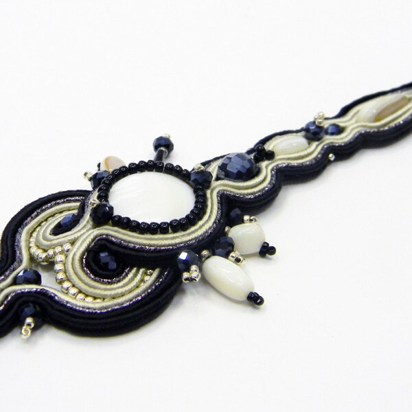 Bracciale soutache. Bracciale con madreperla. Bracciale nero e avorio. Bracciale ricamato con perline. Gioielli in soutache made in Italy.