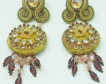 Orecchini in soutache e broccato verde e oro con perle rosa