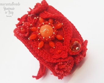 Bracciale a fascia ricamato, polsino in lino rosso ricamato con perline,  rifiniture e fiori di perline euncinetto #madeintuscany
