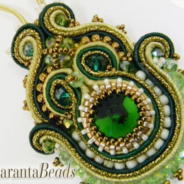 Soutache ketting. Geborduurde hanger. Ketting met hanger geborduurd in soutache en kralen. Smaragdgroene hanger. Juweel in soutache