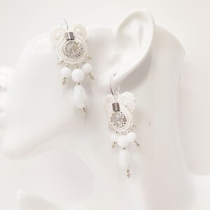 Orecchini in soutache bianchi pendenti con perle in vetro,ideali per matrimonio o white party immagine 5