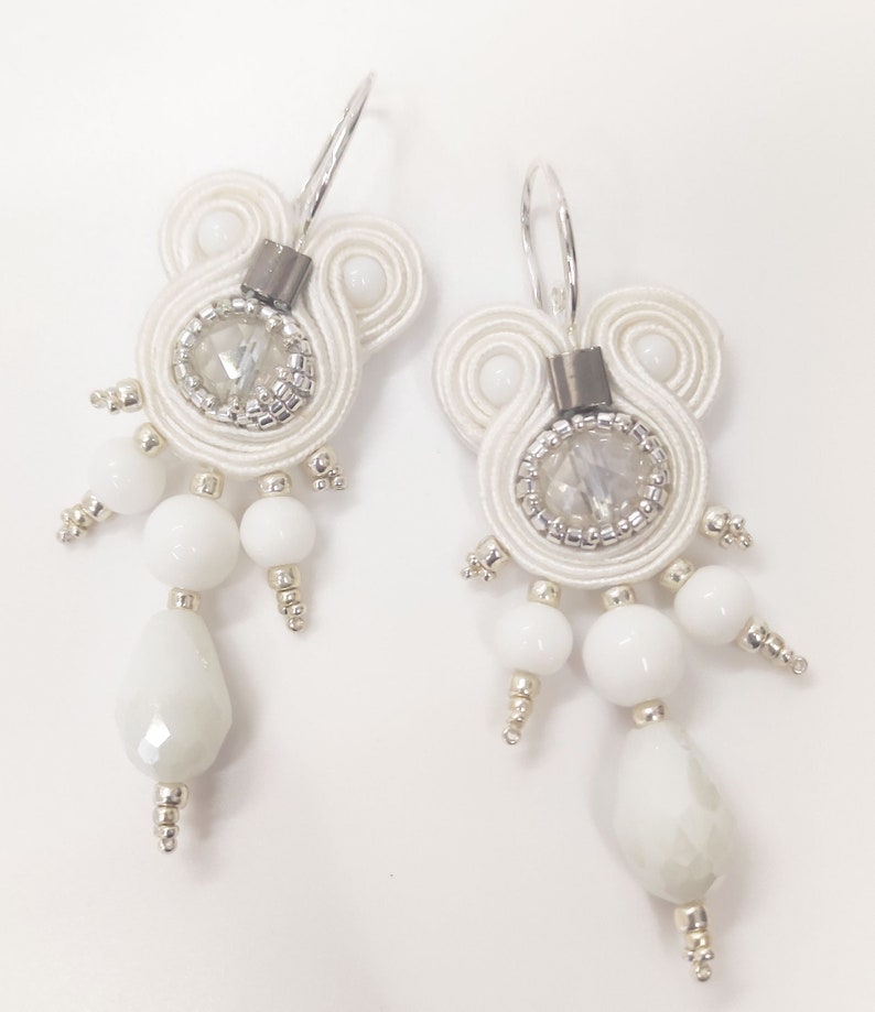 Orecchini in soutache bianchi pendenti con perle in vetro,ideali per matrimonio o white party immagine 1
