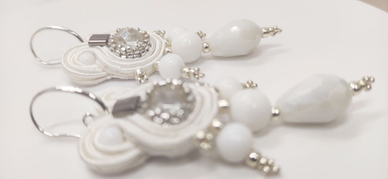 Orecchini in soutache bianchi pendenti con perle in vetro,ideali per matrimonio o white party immagine 2
