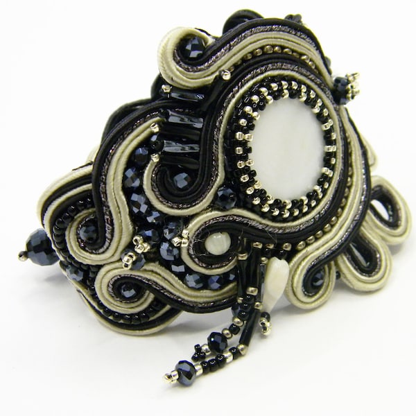 Bracelet soutache, bracelet bande brodée. Bracelet avec élément central en nacre noire et ivoire, manchette soutache