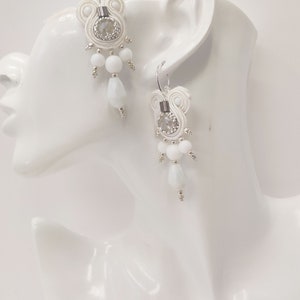 Orecchini in soutache bianchi pendenti con perle in vetro,ideali per matrimonio o white party immagine 3