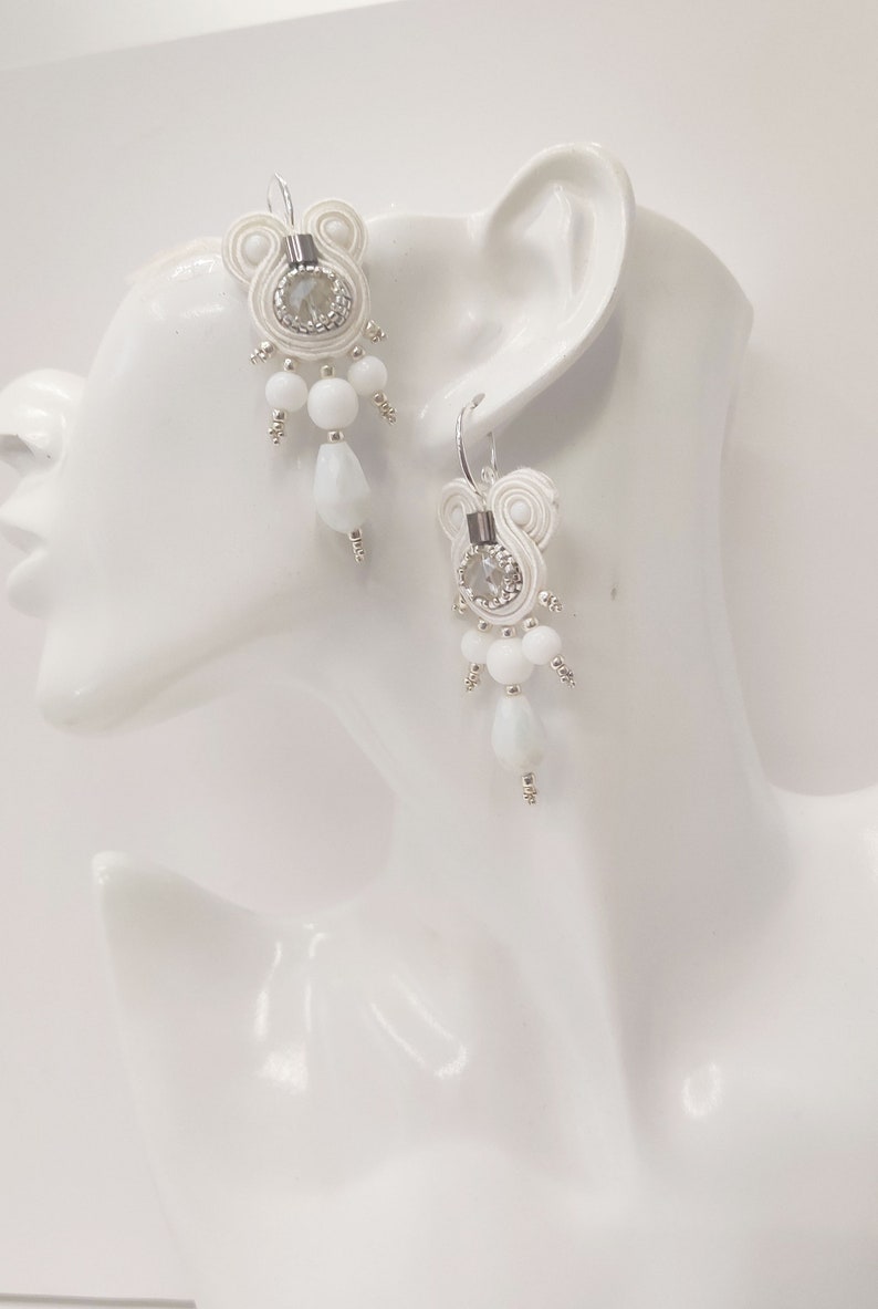 Orecchini in soutache bianchi pendenti con perle in vetro,ideali per matrimonio o white party immagine 3