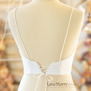 Pu&ograve; includere: Corsetto da sposa in satin bianco con lacci sul retro. Il corsetto ha una scollatura a cuore e spalline regolabili. La parte posteriore del corsetto &egrave; legata con un nastro di raso.