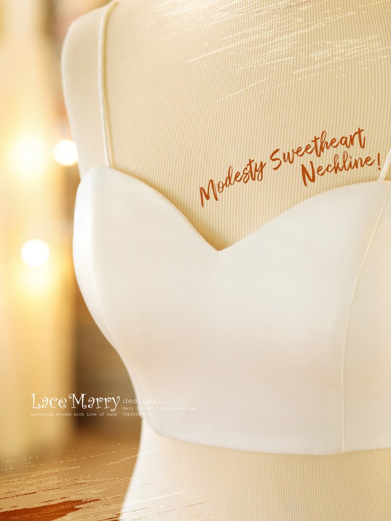 Pu&ograve; includere: Un corpetto bianco con scollatura a cuore su un manichino. Il testo "Modesty Sweetheart Neckline!" &egrave; scritto in marrone sul corpetto. Il testo "Lace Marry designs" &egrave; scritto in nero nella parte inferiore dell'immagine.