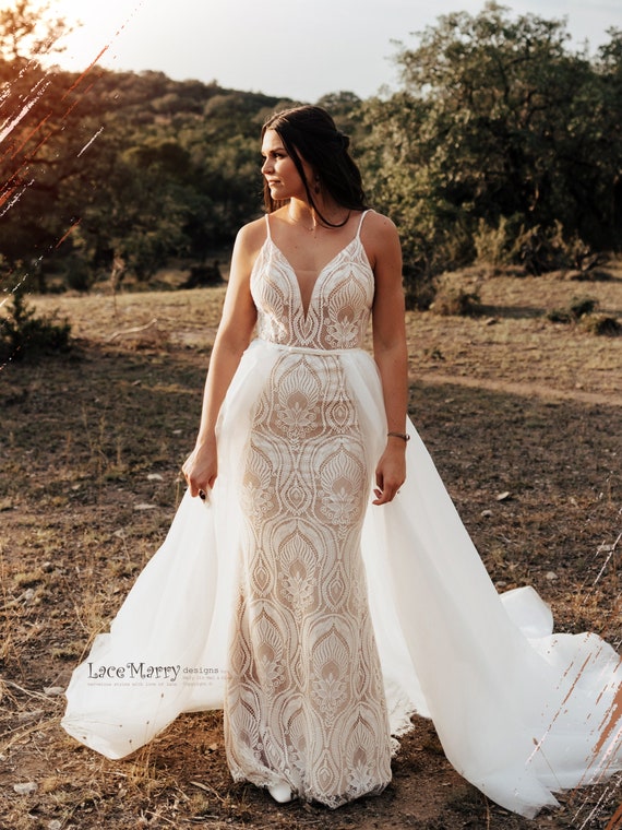 KAILEY / Lace Boho Wedding Dress With Deep V Neckline and Thin Straps, Boho  Wedding Dress With Removable Over Skirt, Custom Wedding Dress 