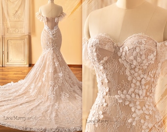 Può includere: Un abito da sposa aderente con scollatura a barca, con un corpetto in pizzo e una gonna di tulle fluida. L'abito presenta delicati ricami floreali e una scollatura a cuore.