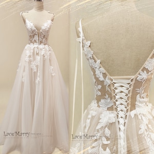 AXELLE / Aライン ボヘミアン ウェディングドレス：アイボリーのフラワーアップリケ、Vネックのレースブライダルガウン