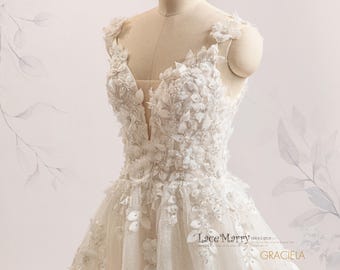 GRACIELA / Vestido de novia con apliques florales 3D: Vestido de tul brillante de corte A