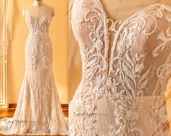 MALENA / Abito da sposa in pizzo senza spalline, scollatura profonda, aderente e svasato