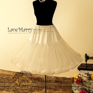 Sottoveste ispirata agli anni &#39;50 con taglio a cerchio e sole, realizzata in soffice tulle morbido per dare volume alla gonna di un ampio abito retrò in stile pin-up.