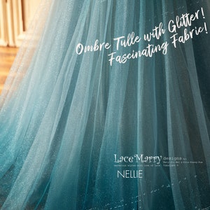 K&ouml;nnte beinhalten: Eine Nahaufnahme eines t&uuml;rkisfarbenen Ombre-T&uuml;llstoffs mit Glitzer. Der Stoff ist weich und flie&szlig;end, und der Glitzer sorgt f&uuml;r einen Hauch von Glanz. Der Text "Ombre Tulle with Glitter! Fascinating Fabric!" ist in Wei&szlig; auf den Stoff geschrieben. Der Text "Lace Marry designs by: Mary Jin Mei & Gina Guang Ha marvelous styles with love of Lace Copyright &copy; NELLIE" ist in Schwarz am unteren Rand des Bildes geschrieben.