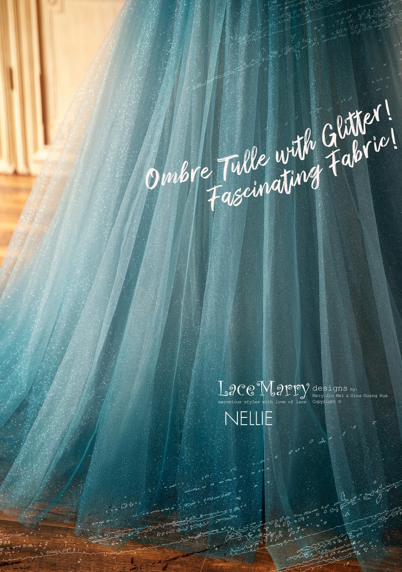 K&ouml;nnte beinhalten: Eine Nahaufnahme eines t&uuml;rkisfarbenen Ombre-T&uuml;llstoffs mit Glitzer. Der Stoff ist weich und flie&szlig;end, und der Glitzer sorgt f&uuml;r einen Hauch von Glanz. Der Text "Ombre Tulle with Glitter! Fascinating Fabric!" ist in Wei&szlig; auf den Stoff geschrieben. Der Text "Lace Marry designs by: Mary Jin Mei & Gina Guang Ha marvelous styles with love of Lace Copyright &copy; NELLIE" ist in Schwarz am unteren Rand des Bildes geschrieben.