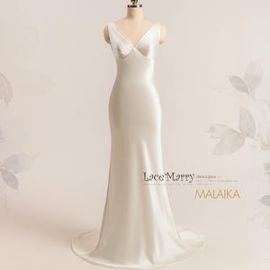 MALAIKA / エンパイアウエストとVネックラインのミニマリストな光沢のあるサテンのウェディングドレス、サテンのウェディングドレス、時代を超越したサテンのウェディングドレス
