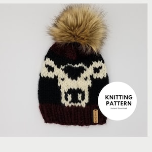 Peut inclure: Bonnet tricoté avec un motif de visage de vache en noir, crème et bordeaux. Le chapeau a un pompon en fausse fourrure et une petite étiquette avec l'inscription "jenly knits". Un cercle blanc avec le texte "KNITTING PATTERN Instant Download" est à droite.