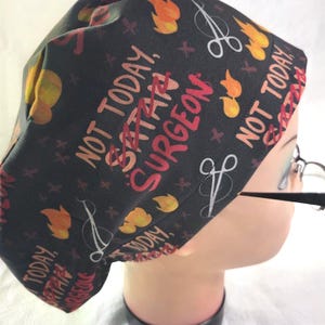 Bonnet Euro Scrub Satan de Not Today, confort en coton biologique. Uniques.