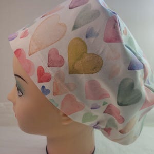 Coeurs aux couleurs pastel.  Casquette de récurage, unisexe, bonnet de chirurgie. NM Véritable pièce d'origine.