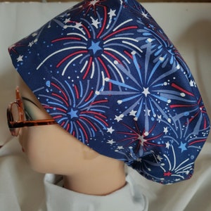 Peut inclure: Un bonnet de travail bleu avec un motif de feux d'artifice blancs et rouges.
