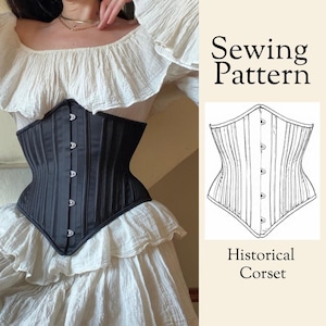 Puede incluir: Un corsé negro con costuras verticales y botones plateados, usado sobre un vestido blanco. La imagen incluye un dibujo lineal de un corsé y el texto "Sewing Pattern" y "Historical Corset".