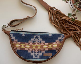 Bolso bandolera holgado en lana Pendleton color verde desierto con correa de flecos, bolso de luna, riñonera, bolso cruzado.