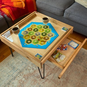 Rustikaler BYO Brettspiel Tisch und Puzzle Tisch mit abnehmbarer gehärteter Glasplatte und versteckter Aufbewahrungsschublade - Made in den USA. Maße: 63x63 cm