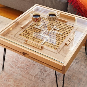 Mesa de centro rústica de Scrabble com tampo removível - peças com letras incluídas. 100% fabricada nos EUA.