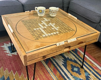 Drehbarer Scrabble Couchtisch mit abnehmbarer Glasplatte und Lazy Susan - Buchstabenfliesen inklusive. 100% Hergestellt in den USA