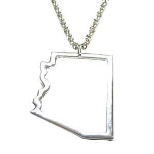 Collier argenté à pendentif contour de la carte de l'état de l'Arizona
