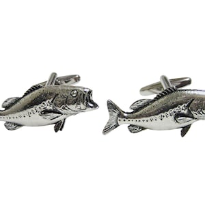 以下が含まれることがあります： バスフィッシュのデザインが施された、銀製のカフスボタンのペアです。