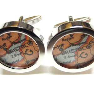 Pendentif en boutons de manchette carte Bristol