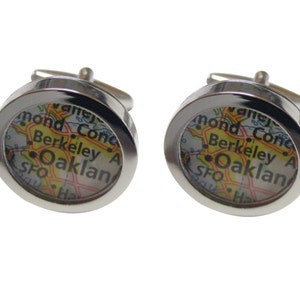 Puede incluir: Un par de gemelos de plata, cada uno con un mapa de Oakland, California. El mapa incluye las ciudades de Berkeley, San Francisco y Alameda.