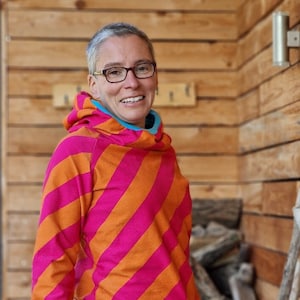 Weicher und gemütlicher Hoodie aus Sweat Frottee, gestreift pink orange mit bunten Bündchen