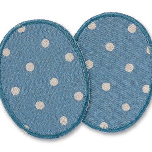 Può includere: Due sottobicchieri ovali in tessuto blu a pois bianchi. Ogni sottobicchiere ha un bordo turchese cucito. Realizzati in tessuto strutturato.