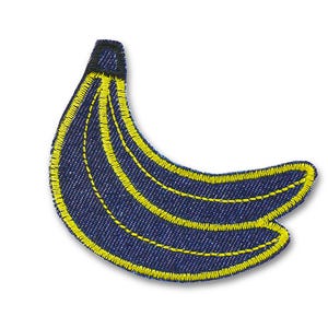 Könnte beinhalten: Ein bananenförmiger Stickaufnäher mit einer dunkelblauen, denimartigen Stoffbasis. Das Design ist mit leuchtend gelben Nähten umrandet und detailliert, die die geschwungene Form und die segmentierten Rippen der Frucht sowie einen dunklen Stiel definieren.